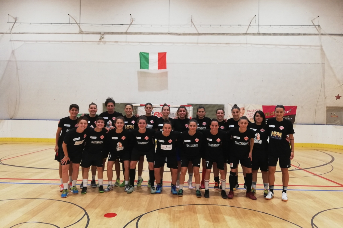 TAGLIO DEL NASTRO PER IL FUTSAL FEMMINILE PUGLIESE