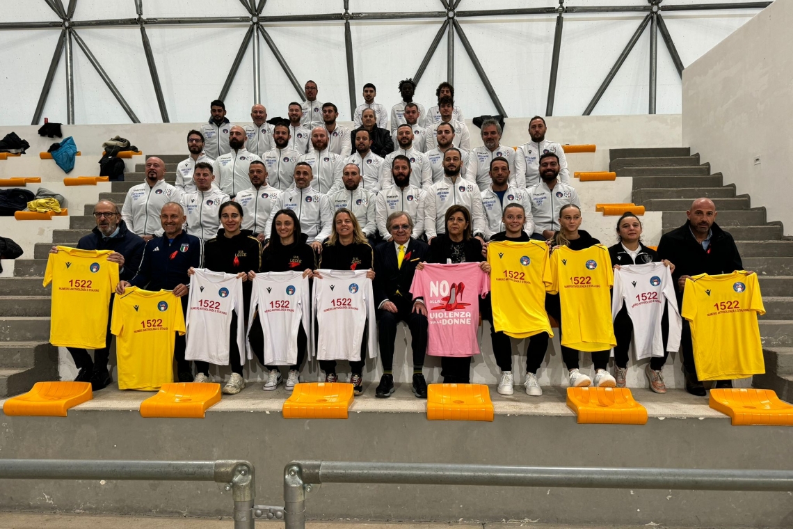 Stop al femminicidio: a Lecce, gli allenatori del Corso Licenza D lanciano un messaggio contro la violenza di genere 