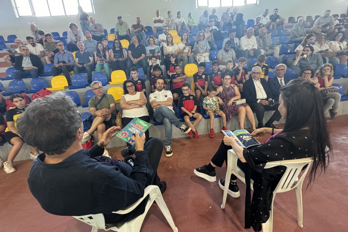 Inaugurato a Turi il progetto #atuttocampo: Antonio Stornaiolo e Carmen De Gironimo hanno parlato ai bambini di sostenibilità, partecipazione, consapevolezza e inclusione