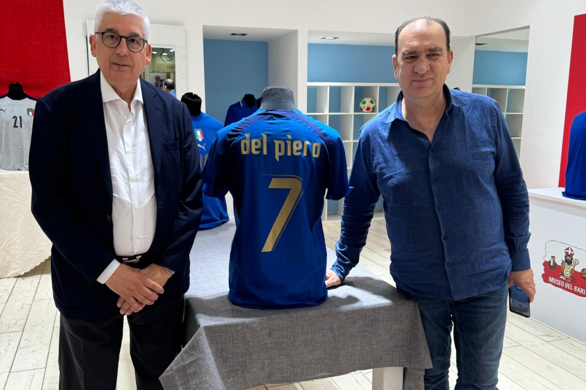 La Nazionale Italiana: il Presidente Vito Tisci visita la mostra di maglie e cimeli azzurri a Bari
